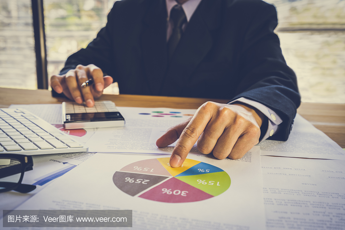 商人或會計工作計算器計算業務數據的概念。會計、投資顧問咨詢財務報告的情況,并在辦公室策劃營銷計劃。